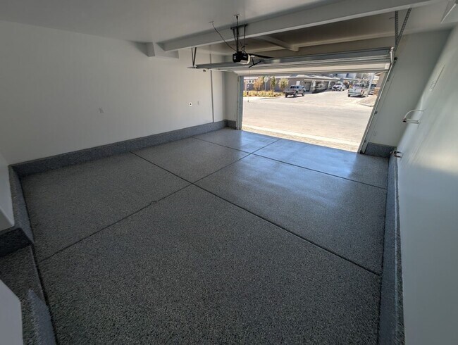 Building Photo - 484 Golden Myna Ave