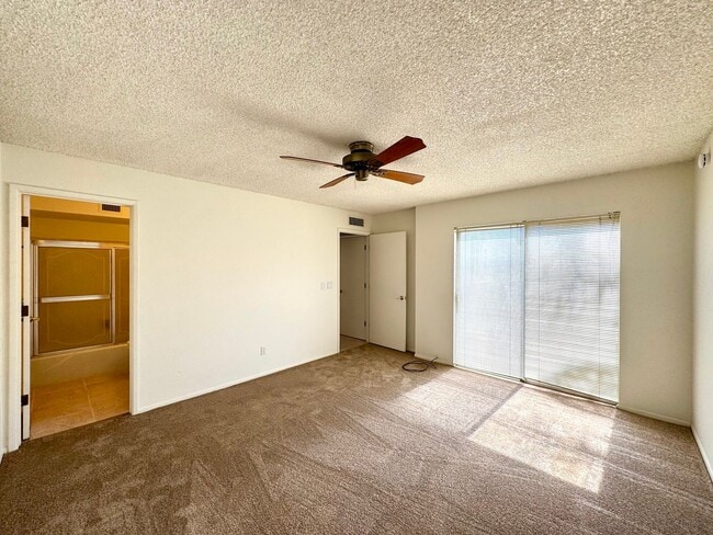 Building Photo - Eastside Townhome