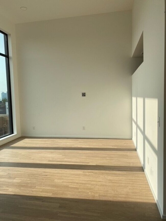 Building Photo - 806 Olympic St
