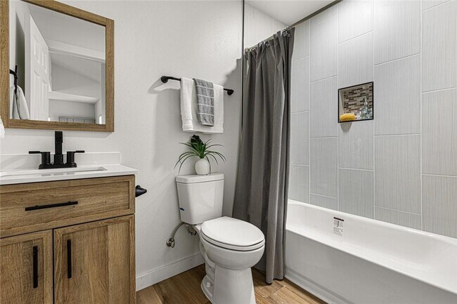 Building Photo - 710 S Pearl St