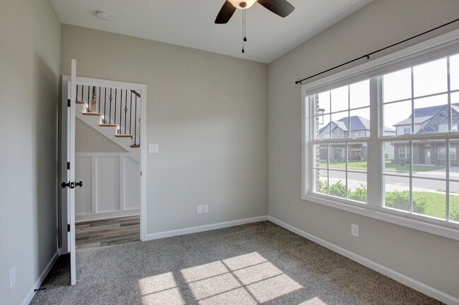 Building Photo - Huge 5 bed 3 ba.  Gorgeous House Near Post...