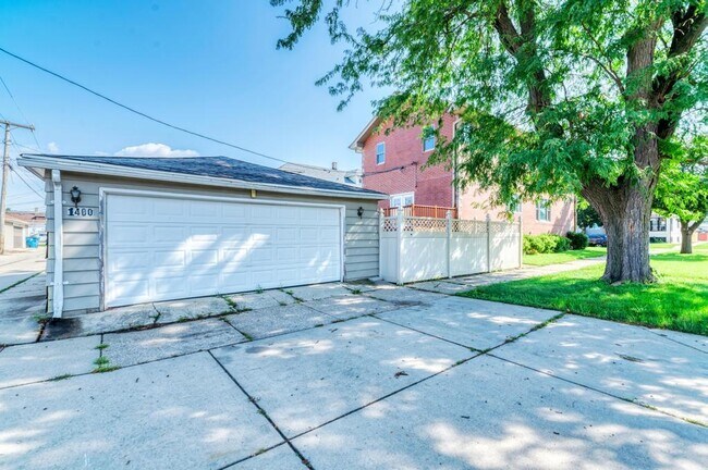 Building Photo - 1400 N 22nd Ave