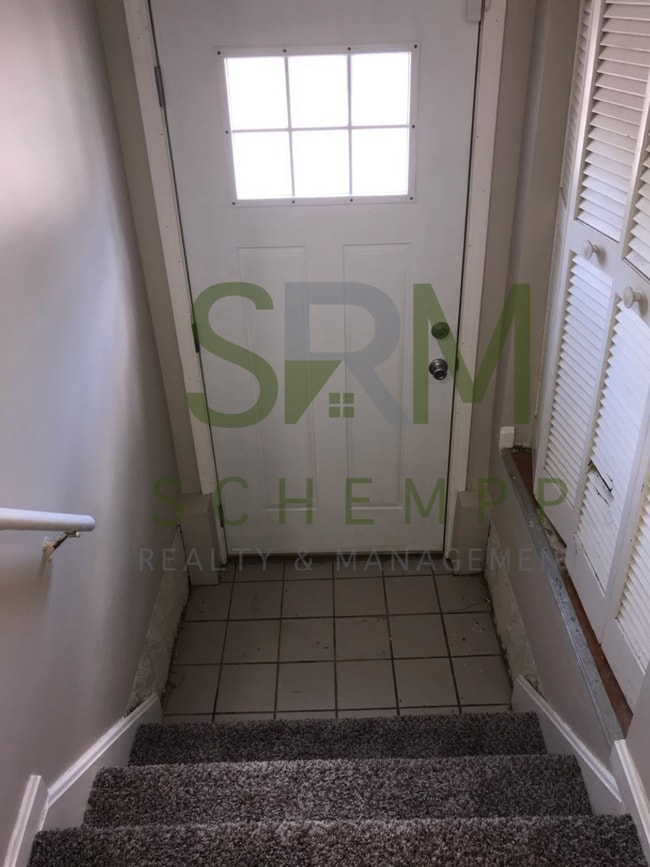 Building Photo - Large 3 bedroom/1.5 bath house in Downtown Louisville-Section 8 Accepted