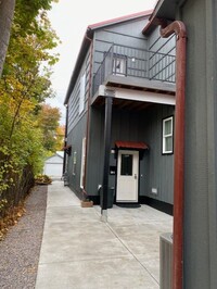 Building Photo - 2 Bedroom | 2 Bathroom Upstairs Duplex