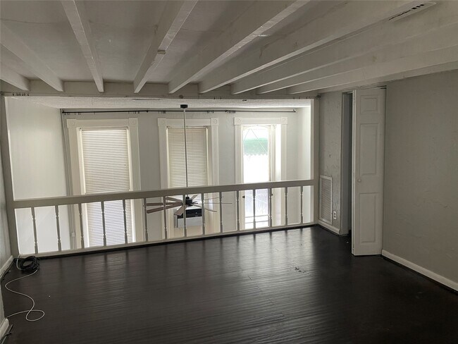 Building Photo - 2116 The Strand