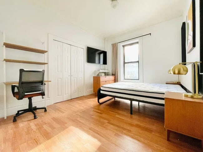 Building Photo - 256 W 108th St