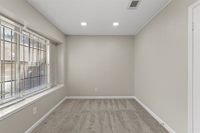 Building Photo - 8818 Edgemoor Dr