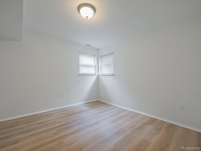 Building Photo - 7580 Thornwood St