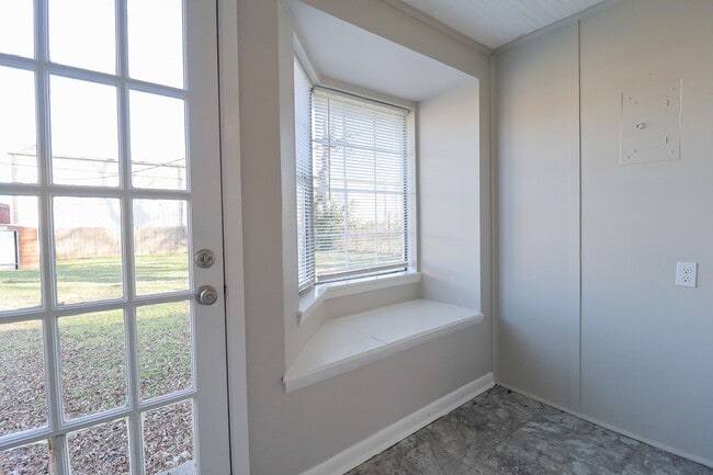 Building Photo - Cozy 2 Bedroom 1 Bathroom Home In Kendall-Whittier