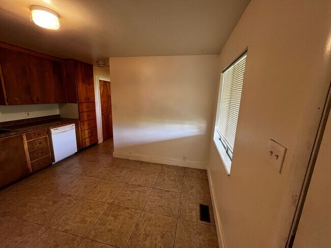 Building Photo - 568-574 E 200 S