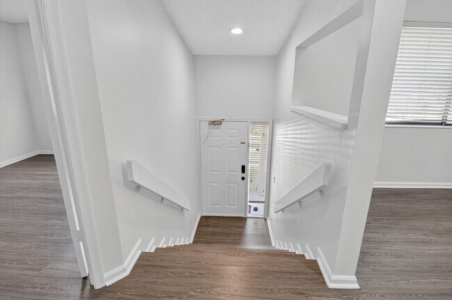 Building Photo - 5530 Coach House Cir