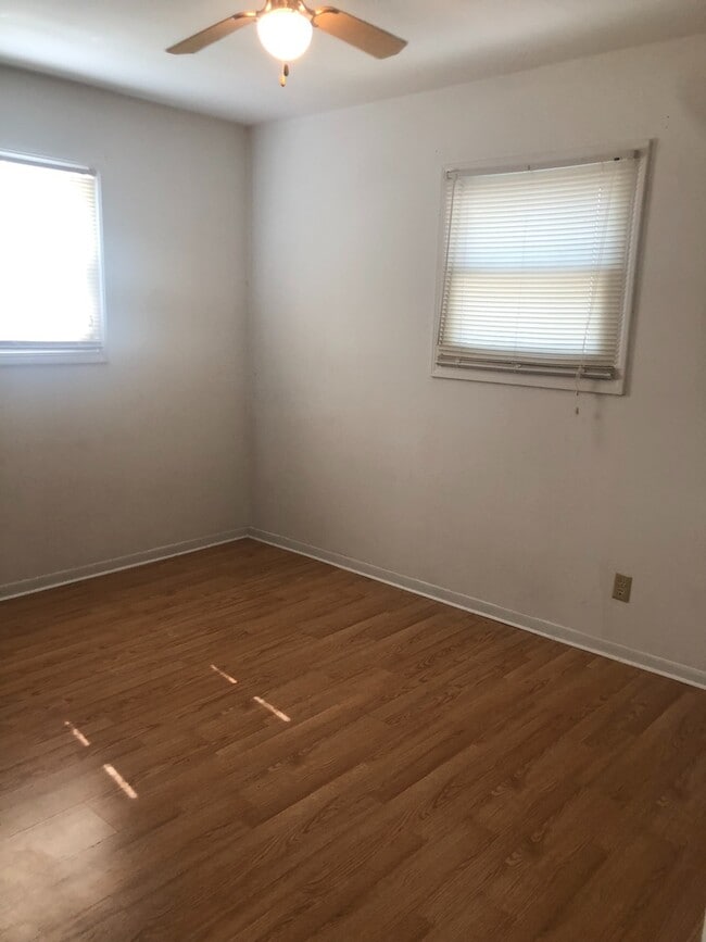 Building Photo - Quaint, cozy north side single family home!