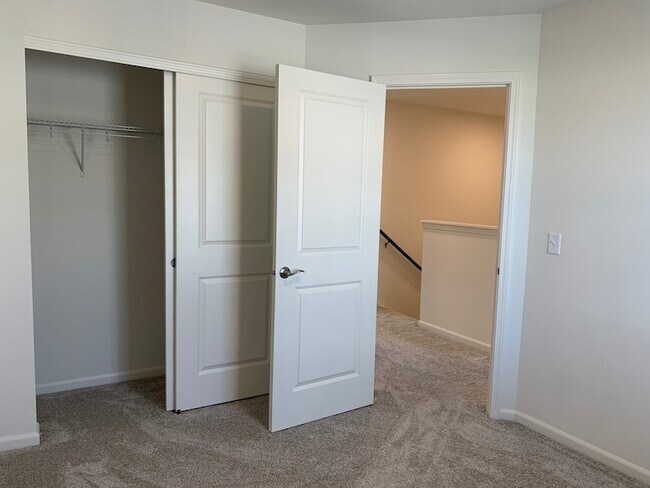 Building Photo - 285 Lakeshore Dr