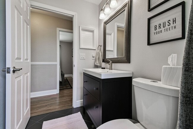 Building Photo - Elevated 3-Bed, 2-Bath, Corner-Lot Gem in the Heart of Palmetto