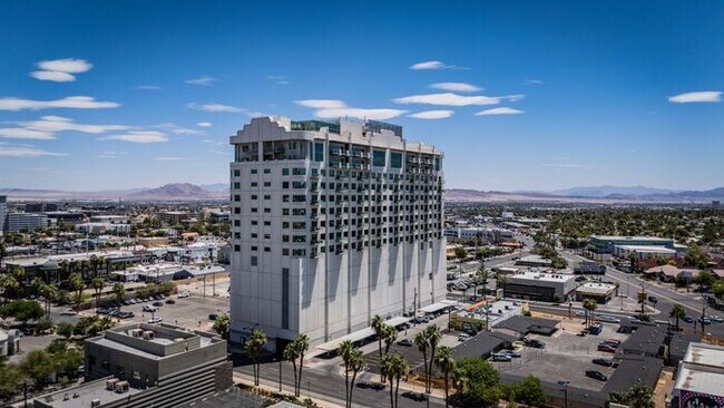 Building Photo - Stunning Modern 2Bdm 1Ba High-Rise Condo L...