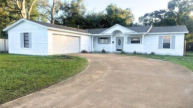 Building Photo - 3 Carriage Hill Cir