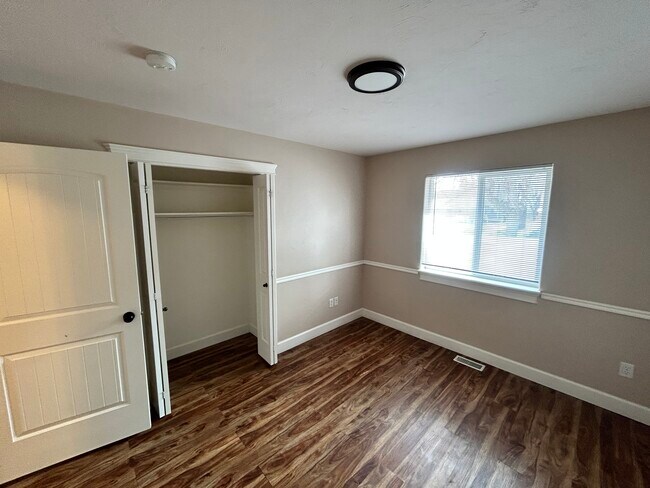 Building Photo - 1432 Falcon Dr