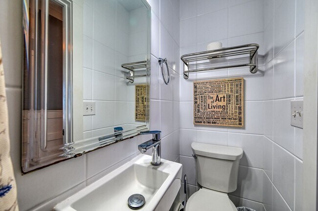 Building Photo - BEAUTIFUL,  FURNISHED OFF-SEASON BEACH RENTAL