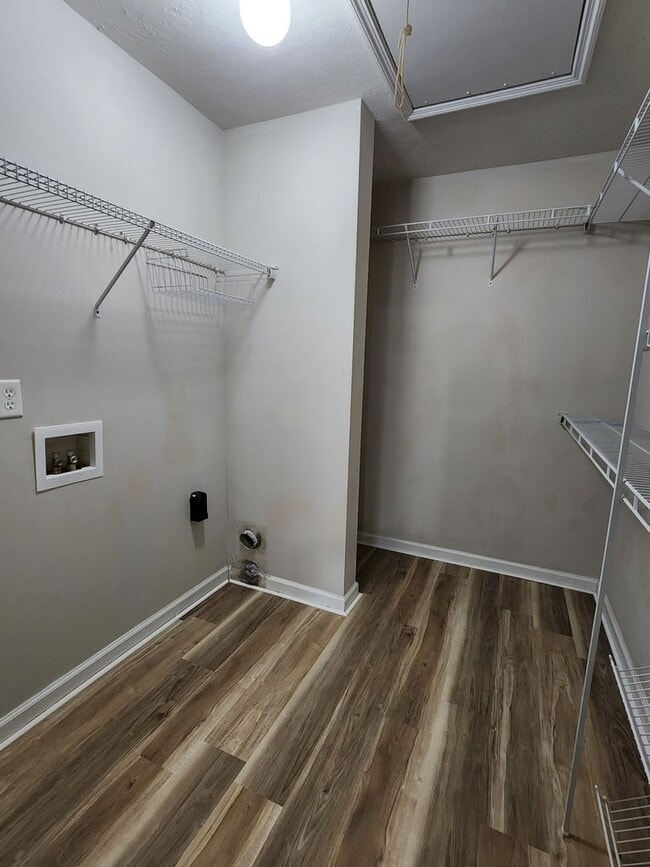 Building Photo - Like New Townhome