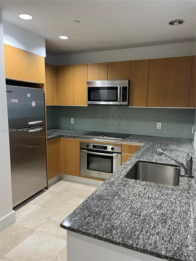 Building Photo - 1050 Brickell Ave