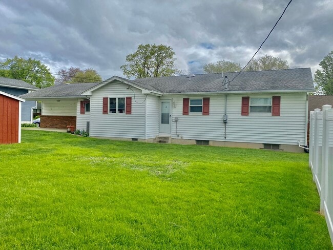 Building Photo - 3 Bedroom/2 Full Bath Ranch Near Air Produ...