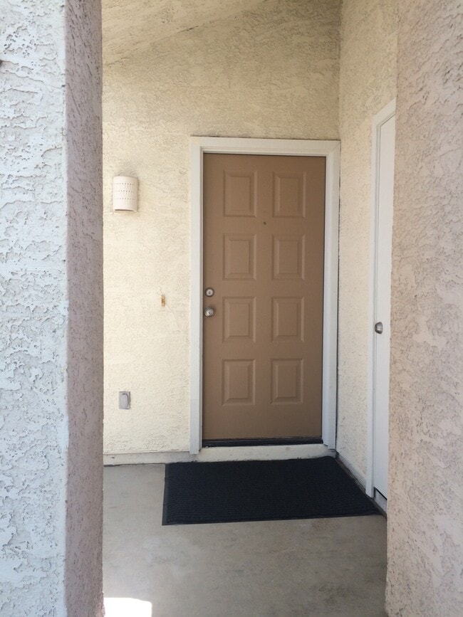 Building Photo - Under Market Rate! 3 bedroom 2 bath Townho...