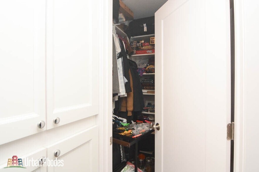 Building Photo - 818 W Lakeside Pl