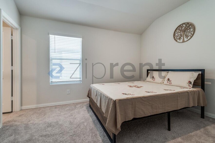 Building Photo - Unit