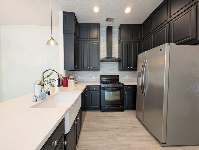 Building Photo - 913 Sweet Pine Dr