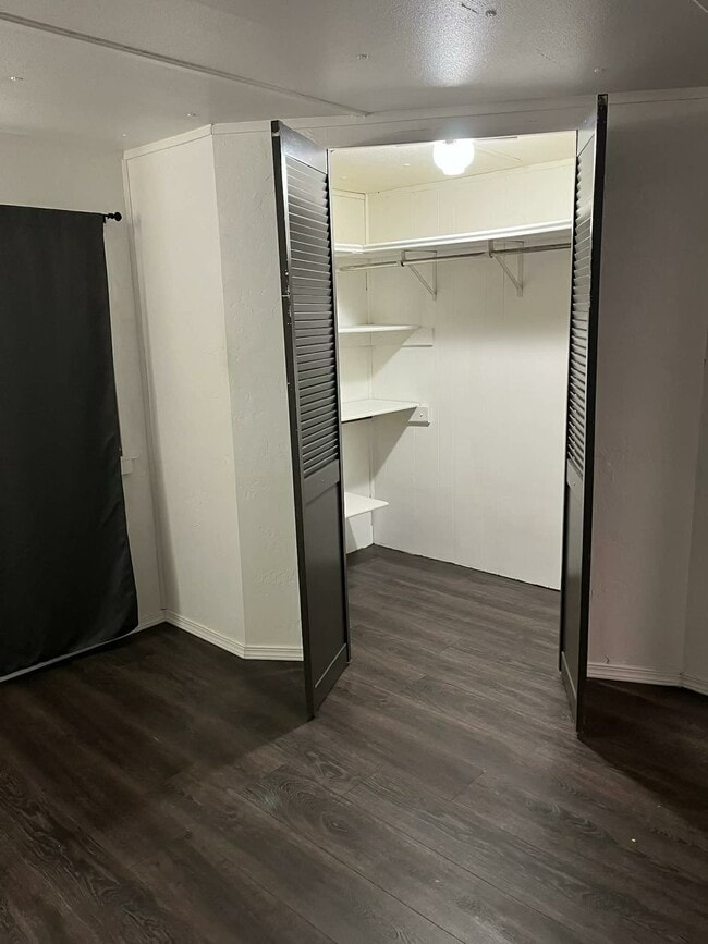 Building Photo - 3189 Eastview Rd