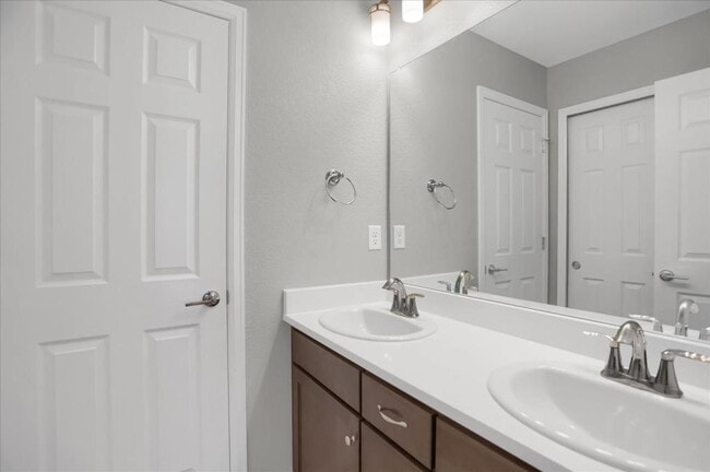 Building Photo - 18932 High Point Blvd