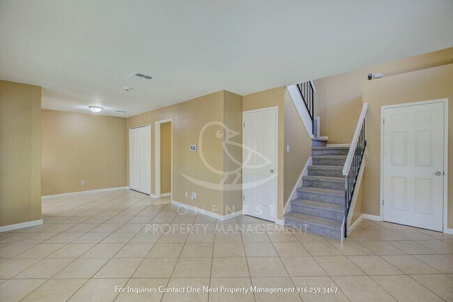 Building Photo - Heart of Roseville, 3 bedroom townhome wit...