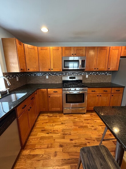 Building Photo - 2027 E Sergeant St