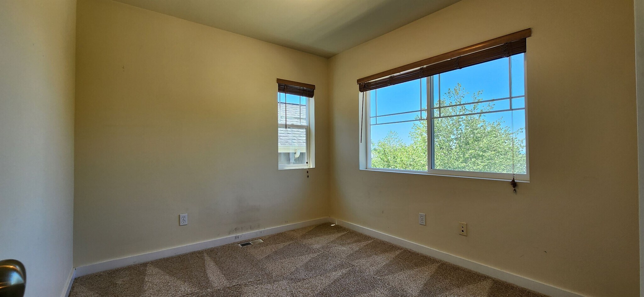 Building Photo - 2567 NE Kensington Ct