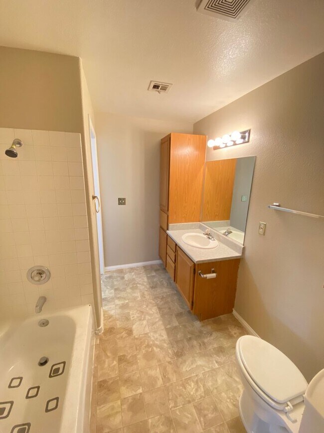 Building Photo - Charming 2 Bed/2Bath Condo nestled in this beautiful Green Valley Community!