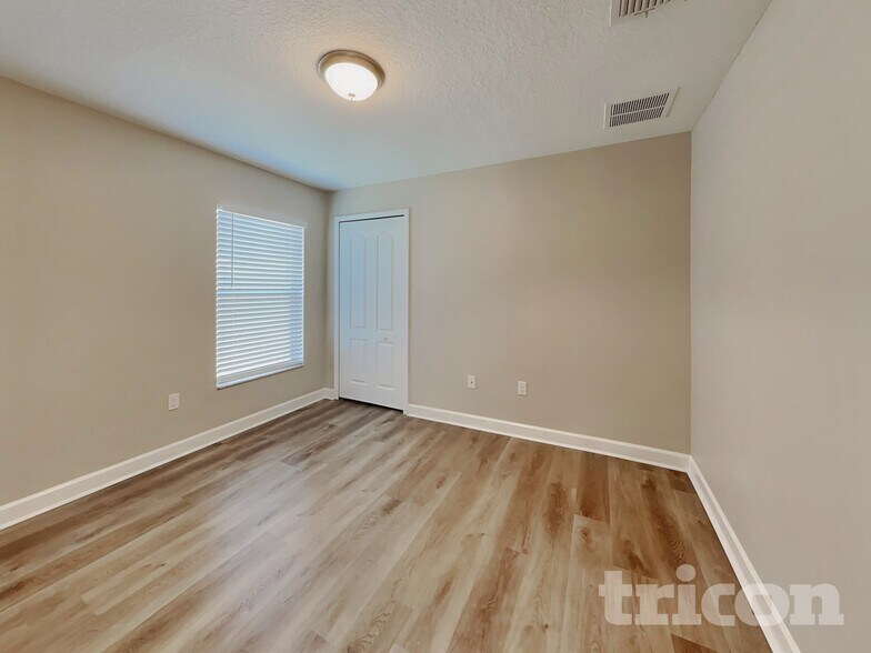 Building Photo - 13806 Newport Shores Dr