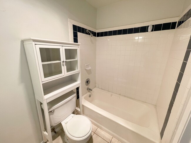 Building Photo - Stunning 2 Bedrooms, 1.5 Bathrooms Condo i...