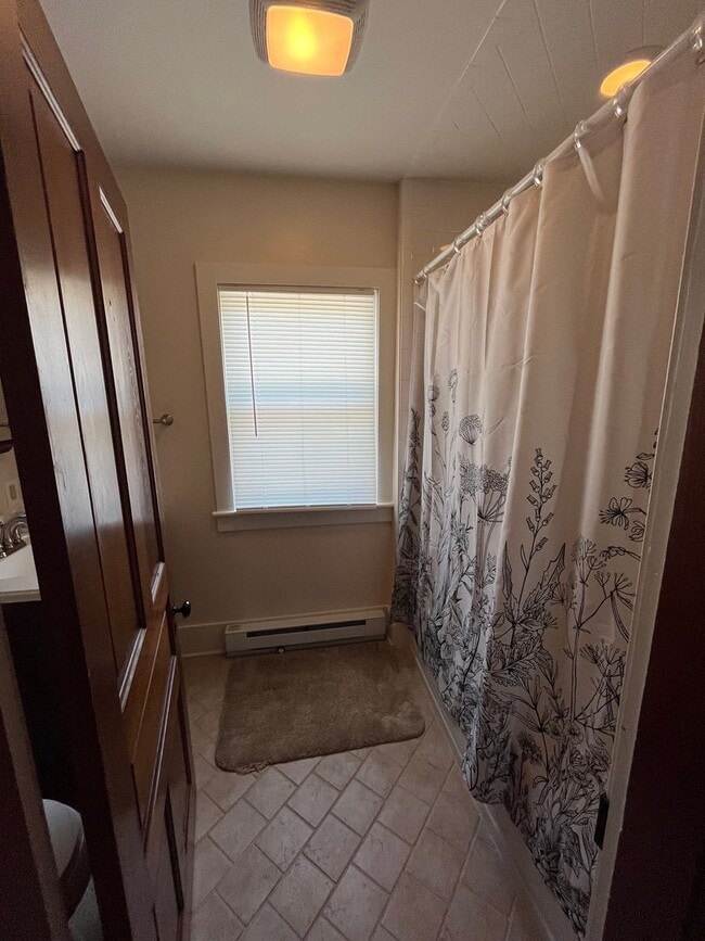 Building Photo - Beautiful 4-bedroom Farmhouse in Raphine a...