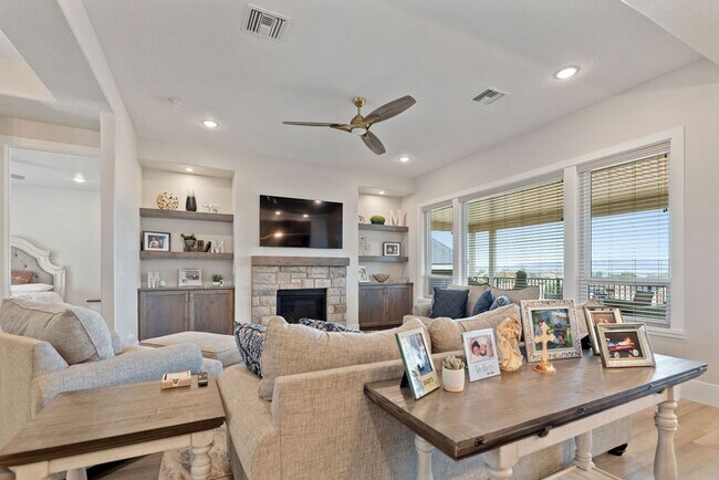 Building Photo - Elegant Residence on an Arce Lot