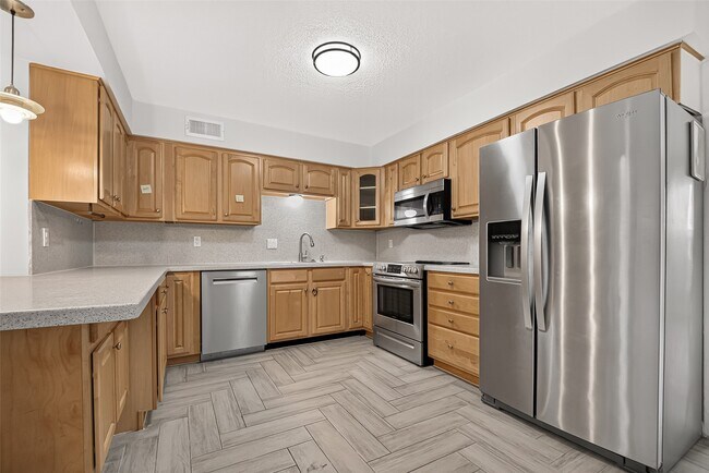 Building Photo - 10383 Briar Forest Dr