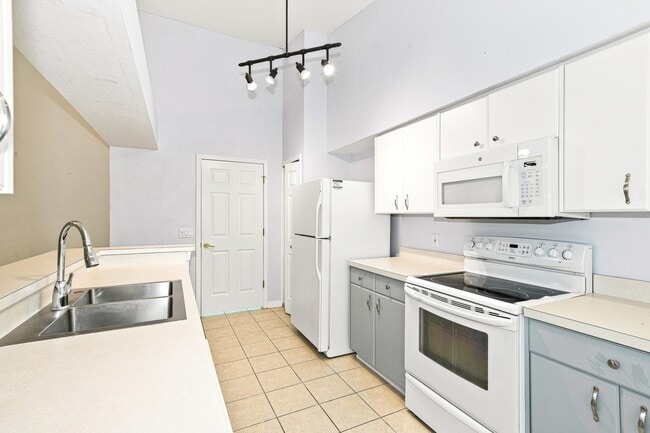 Building Photo - 11220 Hollander Ave