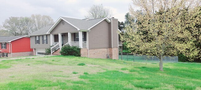 Building Photo - Spacious 4 Bedroom 2.5 bath in Hixson, TN 37343