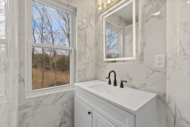 Building Photo - 19 Henry St