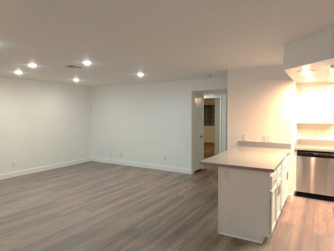 Building Photo - NEWLY UPDATED CONDO WITH BALCONY NEAR SUMMERLIN