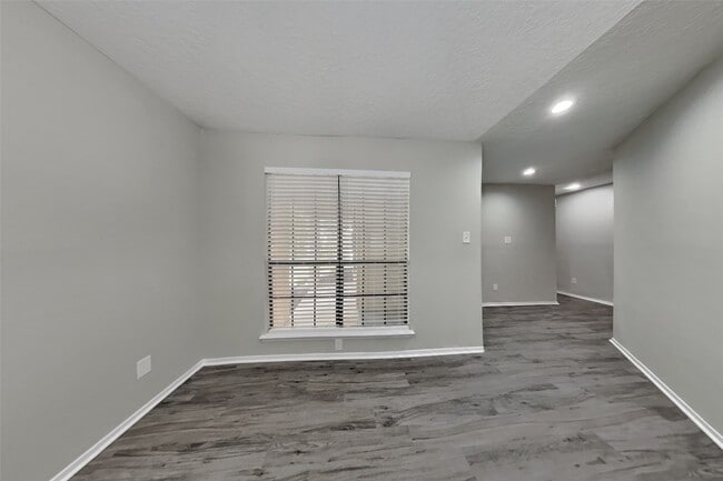 Building Photo - 26 Pinewood Forest Ct