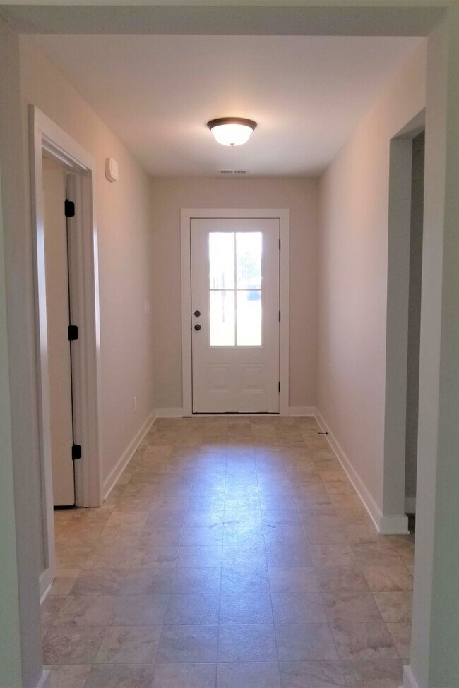 Building Photo - Home for Rent in Lincoln! Available to view with 48 hour notice!