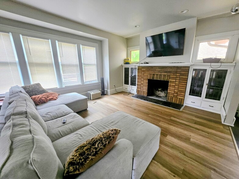 Building Photo - 3019 N Frederick Ave