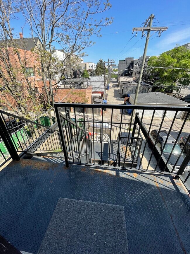 Building Photo - 2048 W Webster Ave