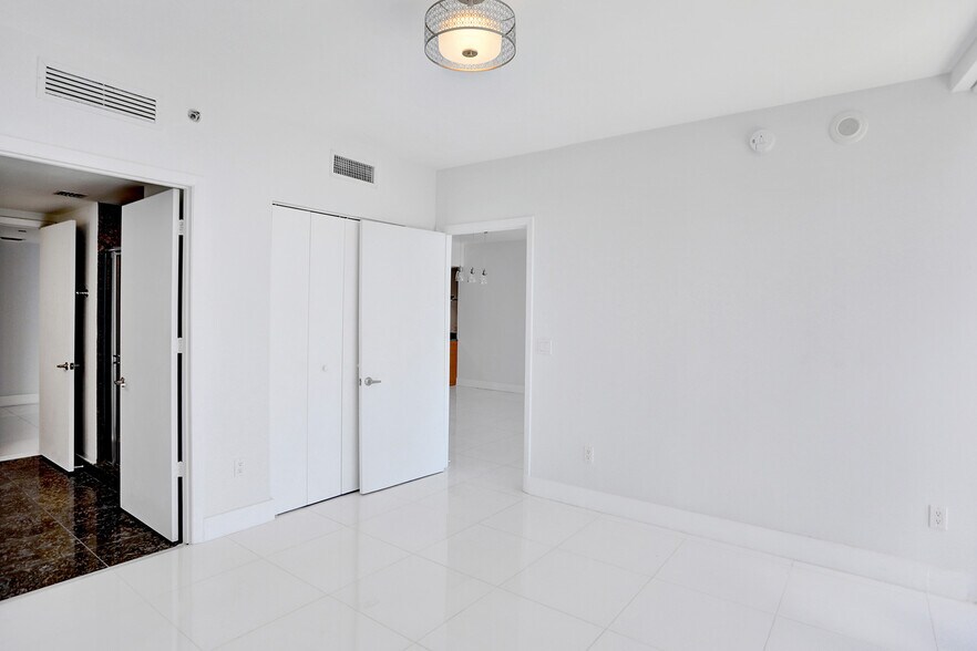 Building Photo - 495 Brickell Ave