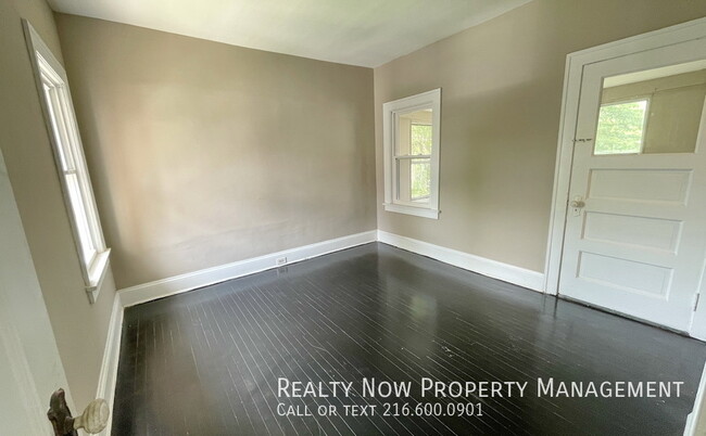 Building Photo - Cleveland Heights 3 bedroom 2nd Floor